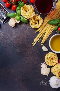 Makarna, tagliatelle, domates, fesleğen, peynir, sarımsak ve şarap ile en iyi görüntü. Sağlıklı İtalyan yemekleri kavramı