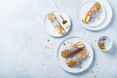 Geleneksel İtalyan tatlı cannoli siciliani hafif arka planda, üstten görüntü ve metin alanınız için bir kopya alanı