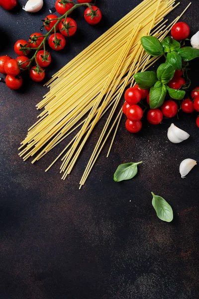 이탈리아 파스타 요리의 스파게티 토마토 테이블에 이미지 — 스톡 사진