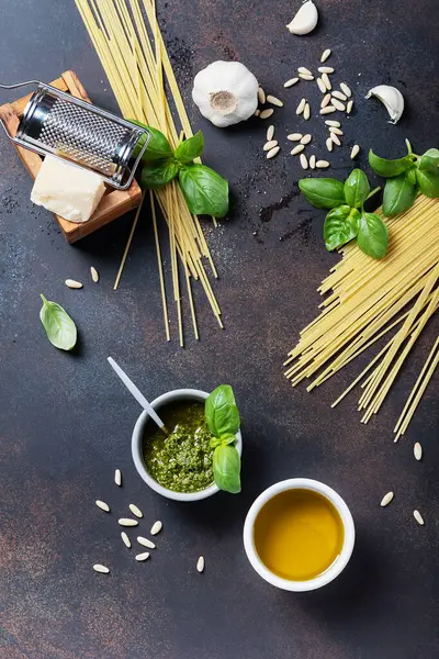 이탈리아 파스타 요리에 스파게티 올리브유 소나무 열매검은 테이블 속도가 이미지 — 스톡 사진