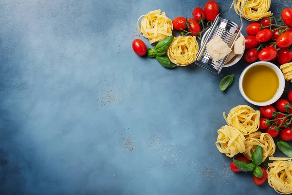 Çiğ Tagliatelle Domates Fesleğen Zeytinyağı Tuz Biberli Talyan Yemeği Kavramı — Stok fotoğraf