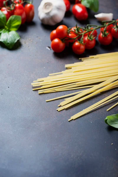 이탈리아 파스타 요리의 스파게티 토마토 테이블에 이미지 선택적 이미지 — 스톡 사진