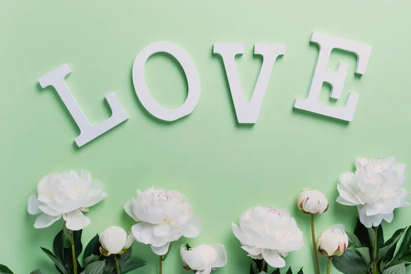 Peônia Elegante Branco Fundo Verde Com Letras Madeira Conceito Cartão — Fotografia de Stock