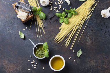 İtalyan makarnası pişirmek için konserveler: spagetti, fesleğen, zeytinyağı, sarımsak ve çam fıstığı. Fotokopi makaralı en üstteki görüntü