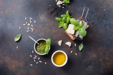 Geleneksel taze İtalyan pesto fesleğen, çam fıstığı, peynir ve yağlı siyah arka plan. Fotokopi alanı olan en üst görüntü