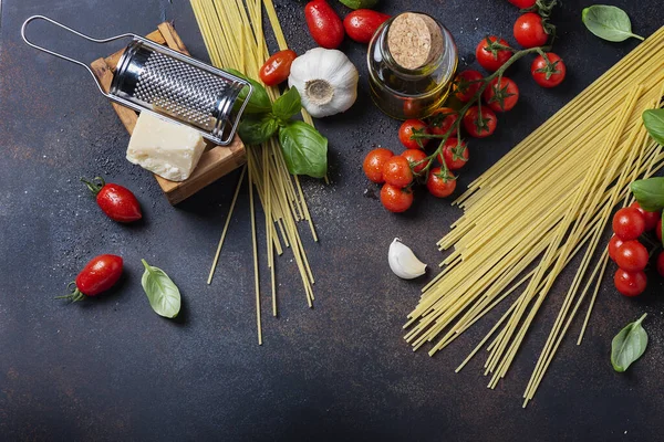 Conceito Comida Italiana Esparguete Tomate Manjericão Alho Queijo Azeite Sobre — Fotografia de Stock