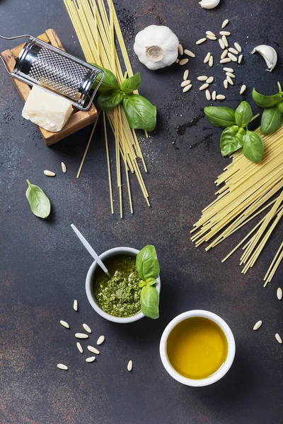 이탈리아 파스타 요리에 스파게티 올리브유 소나무 열매검은 테이블 속도가 이미지 — 스톡 사진