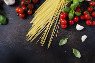 İtalyan makarnası pişirmek için gerekenler: spagetti, domates, fesleğen ve sarımsak. Fotokopi alanı olan en üst görüntü