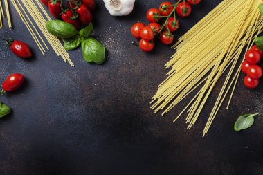 İtalyan makarnası pişirmek için gerekenler: spagetti, domates, fesleğen ve sarımsak. Fotokopi alanı olan en üst görüntü