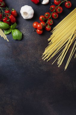 İtalyan makarnası pişirmek için gerekenler: spagetti, domates, fesleğen ve sarımsak. Fotokopi alanı olan en üst görüntü
