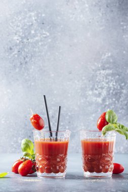 Masada fesleğen ve biber ile vejetaryen domates suyu, metin için bir kopya alanı ile seçici odak resmi