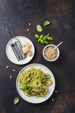 Geleneksel İtalyan spagettisi ve fesleğen sosu. Fotokopi alanı olan en üst görüntü