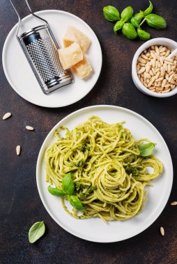Geleneksel İtalyan spagettisi ve fesleğen sosu. Fotokopi alanı olan en üst görüntü