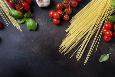 İtalyan makarnası pişirmek için gerekenler: spagetti, domates, fesleğen ve sarımsak. Fotokopi alanı olan en üst görüntü