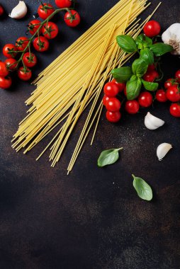 İtalyan makarnası pişirmek için gerekenler: spagetti, domates, fesleğen ve sarımsak. Fotokopi alanı olan en üst görüntü