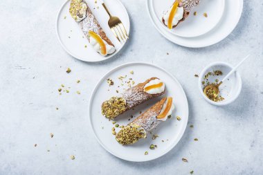 Geleneksel İtalyan tatlı cannoli siciliani hafif arka planda, üstten görüntü ve metin alanınız için bir kopya alanı