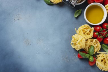 Çiğ tagliatelle, domates, fesleğen, zeytinyağı, tuz ve biberli İtalyan yemeği kavramı. Kopyalama alanı olan en üst görüntü