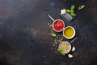 Domates sosisi ve fesleğenli baklagillerin bitkisel vejetaryen karışımı. Sağlıklı beslenme kavramı. Fotokopi alanı olan en üst görüntü