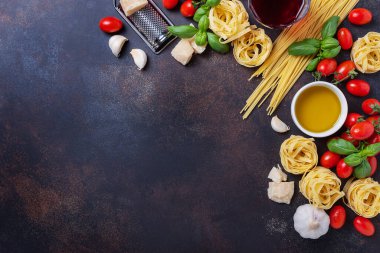 Makarna, tagliatelle, domates, fesleğen, peynir, sarımsak ve şarap ile en iyi görüntü. Sağlıklı İtalyan yemekleri kavramı