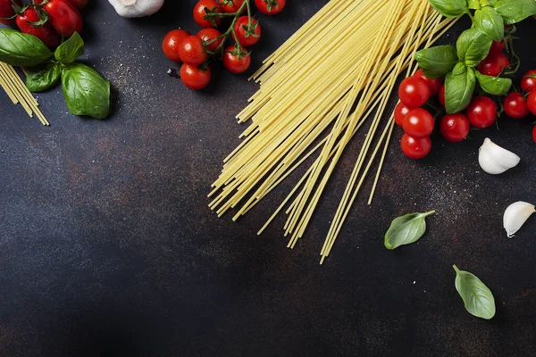 İtalyan makarnası pişirmek için gerekenler: spagetti, domates, fesleğen ve sarımsak. Fotokopi alanı olan en üst görüntü