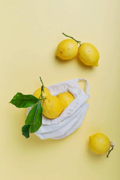 Koncept Biologického Zdravého Jídla Nulového Plýtvání Čerstvé Biologické Citrony Zelenými — Stock fotografie