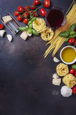 Makarna, tagliatelle, domates, fesleğen, peynir, sarımsak ve şarap ile en iyi görüntü. Sağlıklı İtalyan yemekleri kavramı