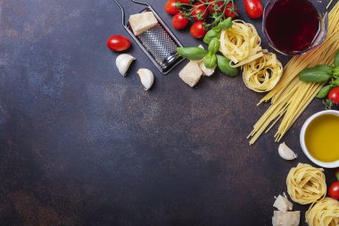 Makarna, tagliatelle, domates, fesleğen, peynir, sarımsak ve şarap ile en iyi görüntü. Sağlıklı İtalyan yemekleri kavramı