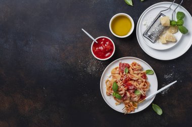 Domates, fesleğen ve parmesanlı geleneksel İtalyan makarnası. Fotokopi alanı olan en üst görüntü