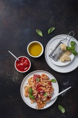 Domates, fesleğen ve parmesanlı geleneksel İtalyan makarnası. Fotokopi alanı olan en üst görüntü