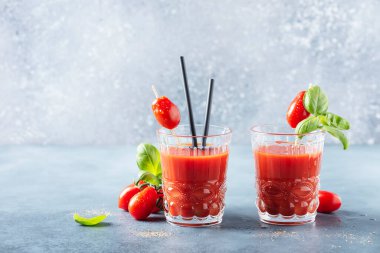 Masada fesleğen ve biber ile vejetaryen domates suyu, metin için bir kopya alanı ile seçici odak resmi