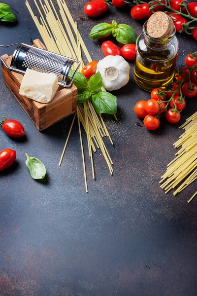 Concepto Comida Italiana Espaguetis Tomate Albahaca Ajo Queso Aceite Oliva —  Fotos de Stock