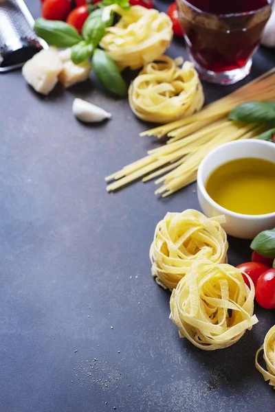 Spaghetti Tagliatelle Tomato Basil Cheese Garlic Wine Black Background Concept — Stock Photo, Image