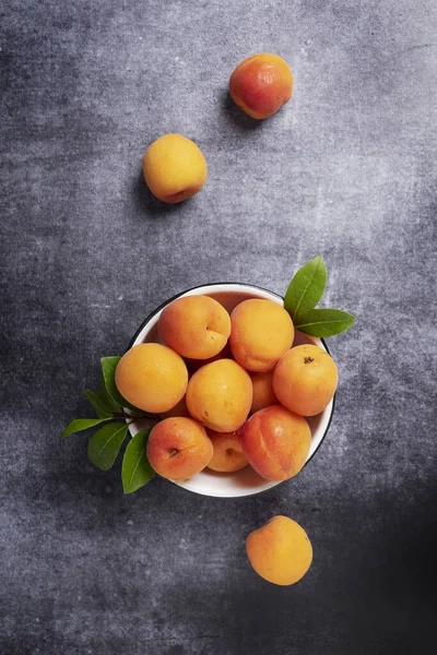 Süße Frische Aprikosen Der Weißen Schüssel Auf Dem Dunklen Boden — Stockfoto