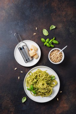 Geleneksel İtalyan spagettisi ve fesleğen sosu. Fotokopi alanı olan en üst görüntü