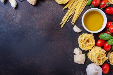 Makarna, tagliatelle, domates, fesleğen, peynir, sarımsak ve şarap ile en iyi görüntü. Sağlıklı İtalyan yemekleri kavramı