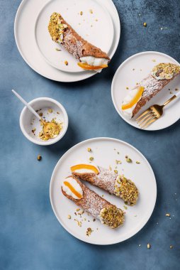 Geleneksel İtalyan tatlı cannoli siciliani koyu arka planda, üstten görüntü ve metin alanınız için bir kopya alanı