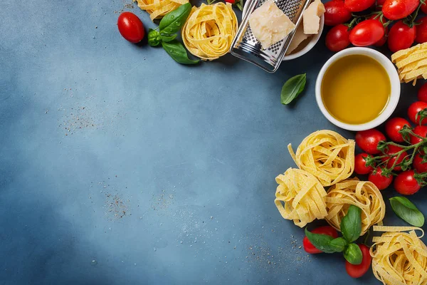 이탈리아 음식의 토마토 올리브유 후추를 뒷면에 놓았다 이미지 — 스톡 사진