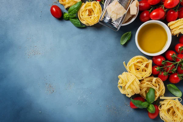 Çiğ Tagliatelle Domates Fesleğen Zeytinyağı Tuz Biberli Talyan Yemeği Kavramı — Stok fotoğraf