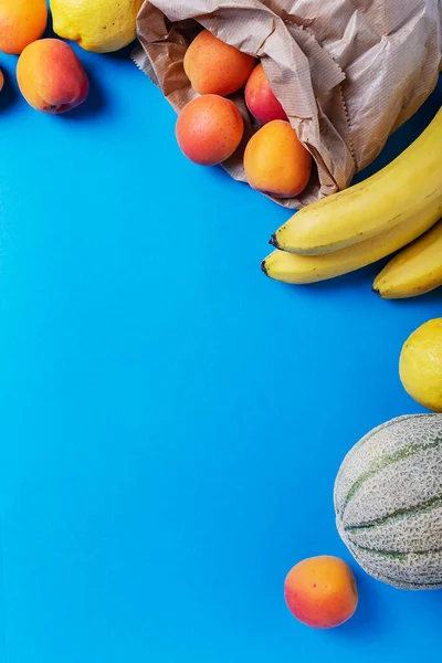 Концепция Здоровой Летней Еды Банан Абрикос Дыня Авокадо Лимон Синем — стоковое фото