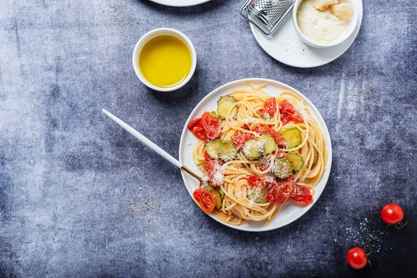 Massa Tradicional Italiana Com Tomate Abobrinha Queijo Parmesão Conceito Comida — Fotografia de Stock