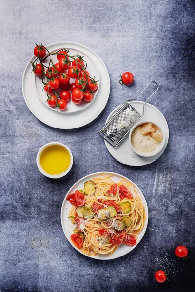 Pasta Italiana Tradicional Con Tomate Calabacín Queso Parmesano Concepto Comida —  Fotos de Stock