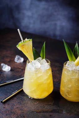 Yaz kokteyli ve bar konsepti. Ananas ve buzlu taze alkollü kokteyl. Kopyalama alanı olan seçici odak resmi