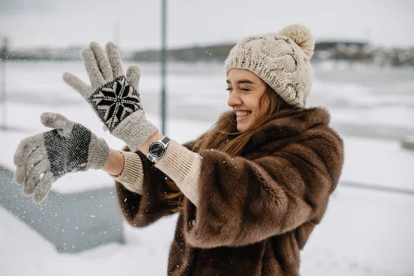 Ritratto Invernale Bella Donna Sorridente Con Fiocchi Neve — Foto Stock