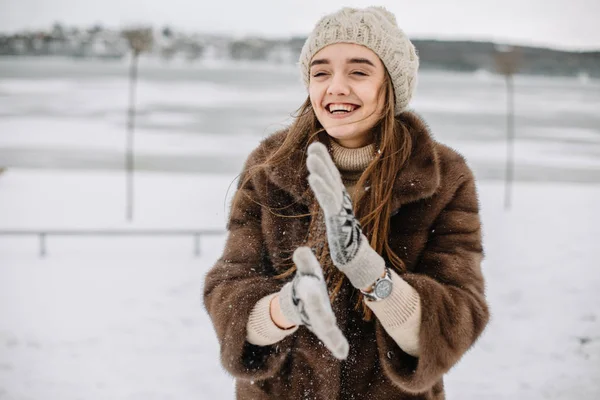 Winter Portret Van Mooie Lachende Vrouw Met Sneeuwvlokken — Stockfoto