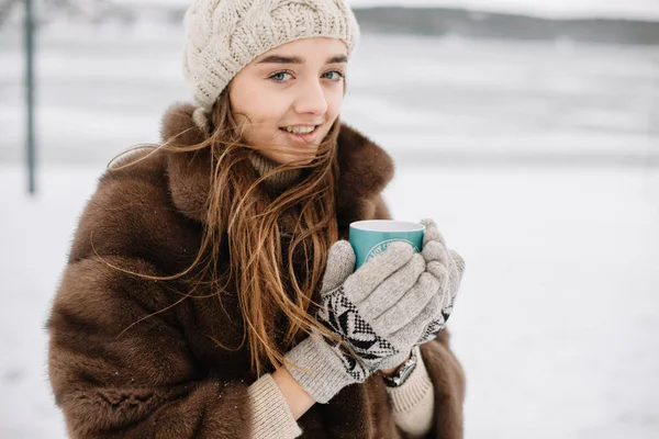 Donna Beve Caldo Caffè Una Tazza Accogliente Sulla Neve Mattina — Foto Stock