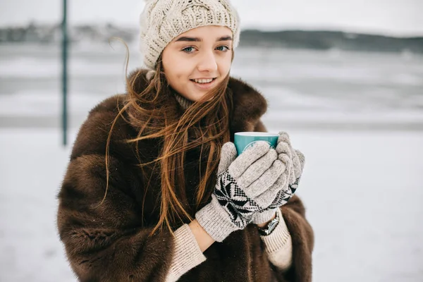 Žena Nápoje Horký Čaj Nebo Kávu Útulném Cup Zasněženou Zimní — Stock fotografie