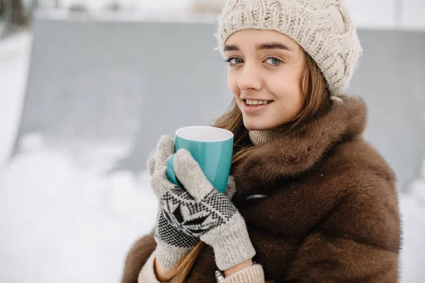 Žena Nápoje Horký Čaj Nebo Kávu Útulném Cup Zasněženou Zimní — Stock fotografie