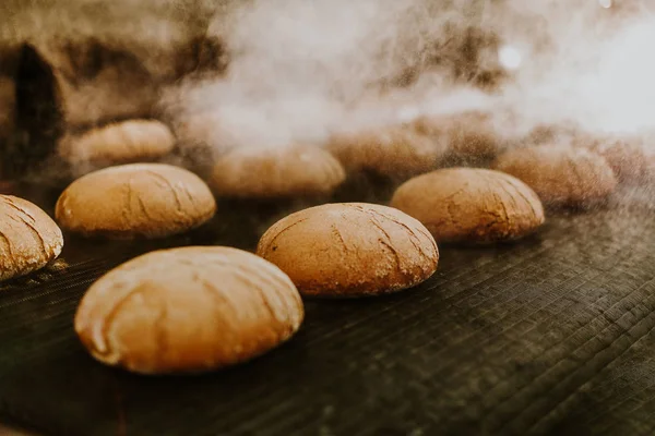 Fırından Taze Çörek Konveyör Ile Ekmek Ekmek Pişirme Atölye Ekmek — Stok fotoğraf