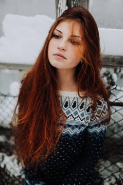 Kış Kızıl saçlı güzel bir gülümseyen kız moda portre