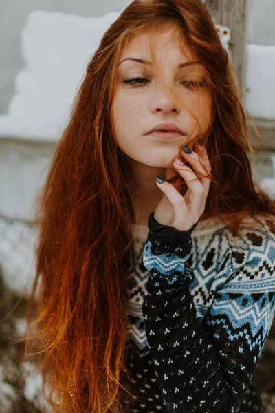 Kış Kızıl saçlı güzel bir gülümseyen kız moda portre